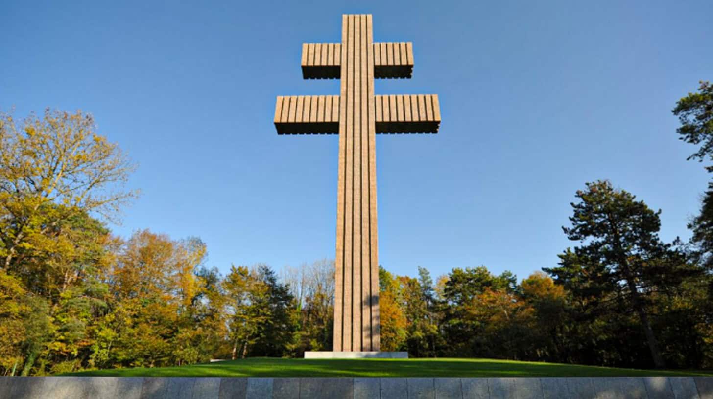 7 siècles d’histoire comment la Croix de Lorraine est devenue un symbole de résistance et d’identité